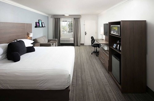 Temecula Hotel | Temecula Valley Wine Country Tour! Pool & Hot Tub!