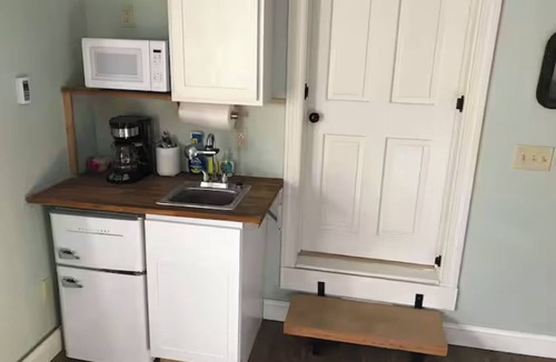 Minneapolis - St. Paul Apartment | Terrific studio space with kitchenette, patio, AC, wifi