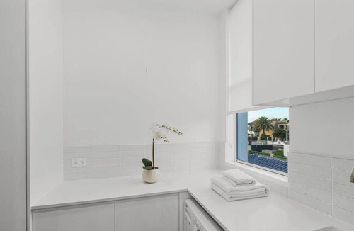 Paradise Point Apartment | The Esplanade Escape - Pet Friendly
