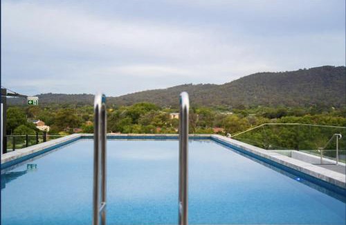 Dickson Apartment | The Hamptons -Coastal Luxe Dual Suite - 2 Bed 2 Bath, Rooftop Pool & Free Parking