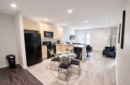 Downtown Des Moines Apartment | The Luxe Black Haven (340)