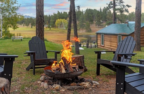 Custer Apartment | The Monet: Sauna + Firepit + Needle Views