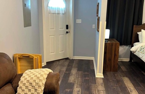 Renick Apartment | The Rustic Railroad Studio 5 Min to HWY 63 Kitchen + Washer/Dryer