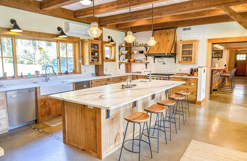 Warren House | The Vines - 6000 sq. ft. Luxury Estate with Hot Tub & Mountain Views