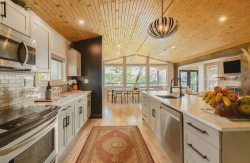 L'Amable Cottage | THE WOLF’S DEN - Modern Lakefront Cottage