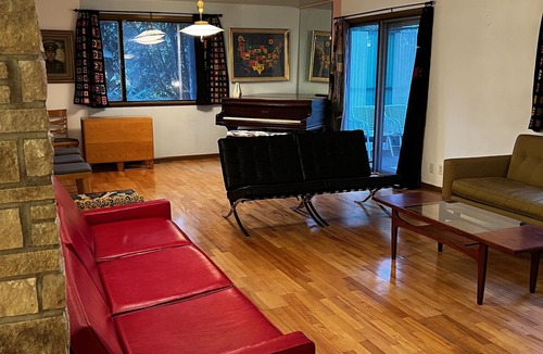 Broadview House | Three Bedroom Two bathroom house with big yards