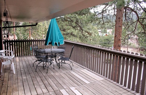 Estes Park Ski Chalet | Three Bedroom with Spacious Living room, Dining Room, and Deck