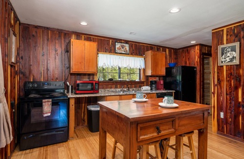 Murfreesboro Cabin | Three-Suite Riverfront Retreat