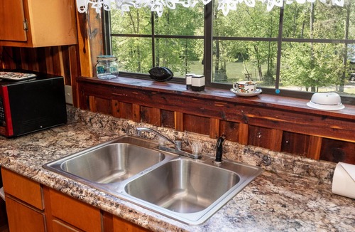 Murfreesboro Cabin | Three-Suite Riverfront Retreat