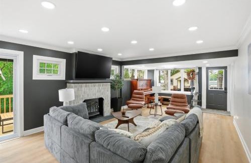 Valparaiso House | Three Waters Escape 2 Kings Game Lounge