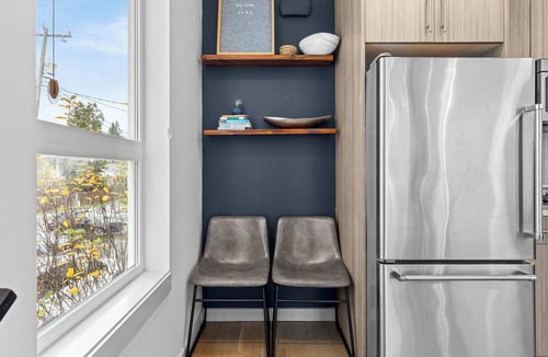 West Seattle House | Townhome w/Rooftop Deck-AC-15 min Dwntwn-Walk 2 Restaurants/Bars.