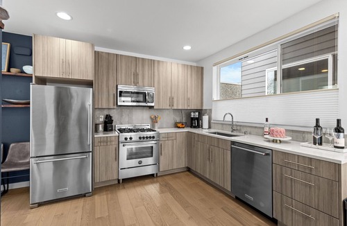West Seattle House | Townhome w/Rooftop Deck-AC-15 min Dwntwn-Walk 2 Restaurants/Bars.
