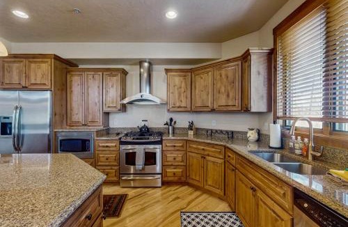 Bear Crossing House | Trailside Tranquility