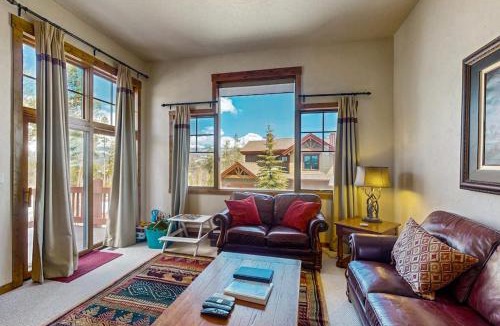 Bear Crossing House | Trailside Tranquility