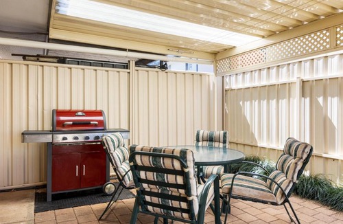 Torrensville Apartment | Tranquil Suite - Modern Comfort between CBD & Beach