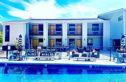 Pacific Hotel | Travel themed group suite near Route 66