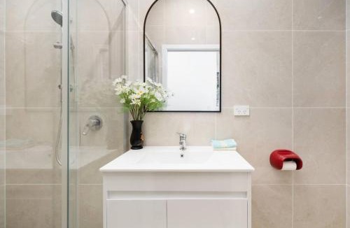 Rochedale South House | Tropical Poolside Studio Private Entry