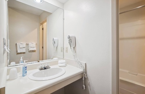 West Bridgewater Hotel | Two Queen Bed Standard Hotel Room w/outdoor heated pool 204