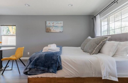 Chino House | Unlock Studio Serenity: King Bed, Work Corner, Fast Internet, Laundry, & Parking—Ready for Your Stay!