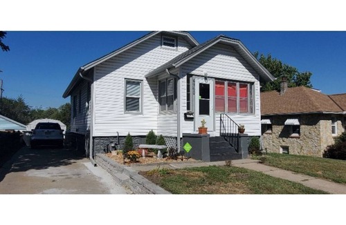 Omaha House | Updated Dundee 3-4 br 2 bathrm home near NE Med/UNMC