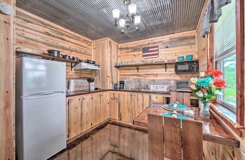Ozark Cottage | Updated Studio Cabin in Ozark w/Yard & Mtn View