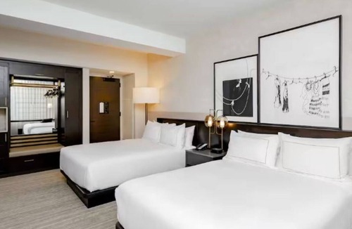 Downtown Des Moines Hotel | Upscale Downtown Des Moines Retreat in a Historic Landmark Hotel - 2 Units