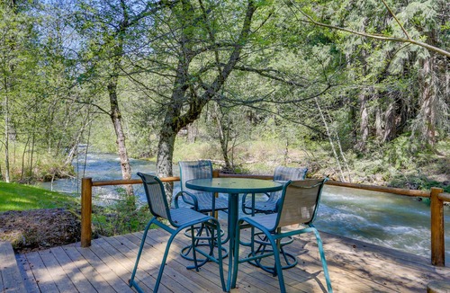 Trout Lake Cabin | Upscale Riverfront Lodge with Firepits & Game Room - Close to Mt. Adams