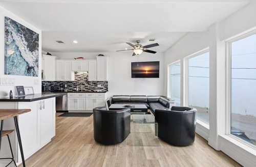 Bacliff House | Upscale Waterfront Home | Hot Tub |Rooftop Balcony