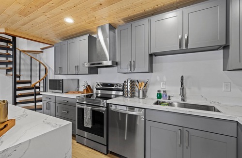 Vashon Island House | Vashon Modern Beachfront Getaway: Pet & Family-Friendly with Stunning Views!