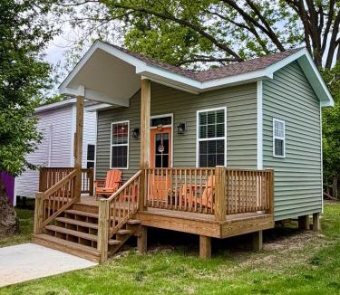 Cape Girardeau Resort | Vibrant Tiny Home Retreat on Creek & Fire Pit