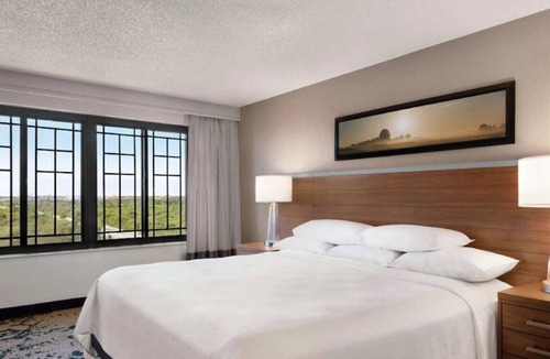 Grapevine House | Vibrant & Tranquil King Suite! Pool, Bar, Gym