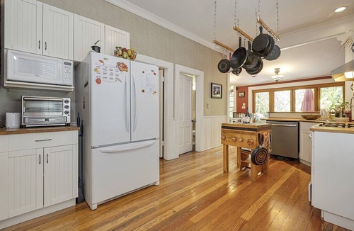 Uptown House | Victorian House, Downtown NW, 3Baths, Deck, Patio, Garden, Reunions, Families