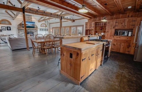 Stratton Mountain House | Views for Days | A/C | Hot Tub | Sauna | Close to Swimming, Golfing, Hiking!