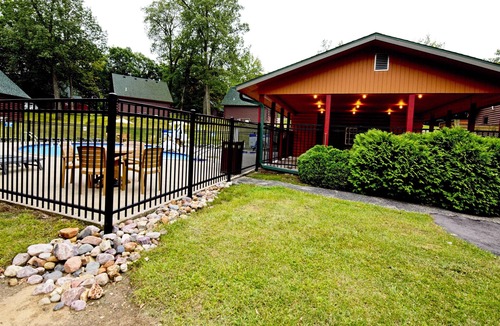 Wisconsin Dells Cottage | Vivacious Christmas Mountain Village, 2 Bedroom Cottage