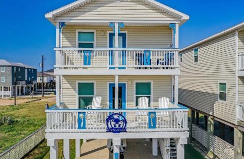 Surfside Beach House | Walk to Shore & Eats: Surfside Beach Gem w/Deck
