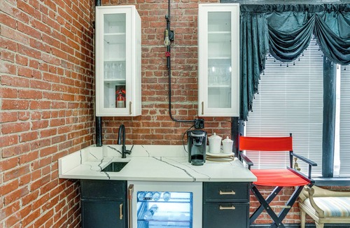 Stockade Historic District Apartment | Walkable Schenectady Getaway: 2-Unit Campus Hub