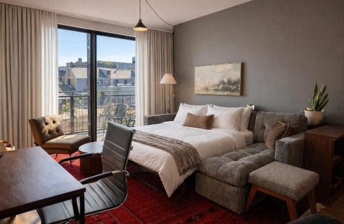 Fifth Ward Apartment | Walker's Point Designer 2BR · Prime Location with Balcony and Gym · Sleeps 6