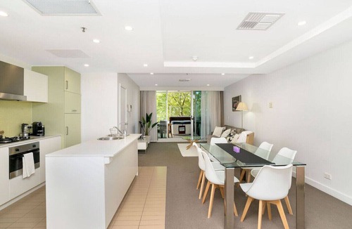 Glenelg Apartment | Warm Waves - Beach Pool Home