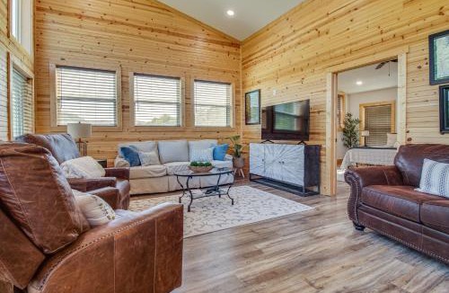 Mountain Home House | Waterfront Cabin on White River w/Deck + Patio!