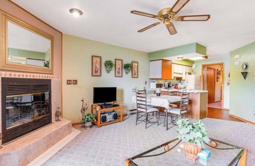 Lake Delton Condo | Waterfront condo with resort amenities, grill, firepit, jetted tub, & partial AC