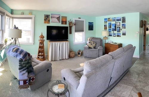 Barton House | Waterfront Lake House