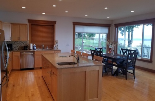 Langley House | Waterfront + Patio + Saratoga Views | Mins to Langley | Cascade View Haven