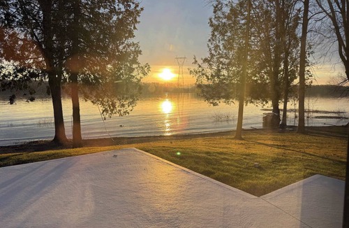 Rigaud Ski Chalet | Waterfront Relaxation & Adventure - Albert
