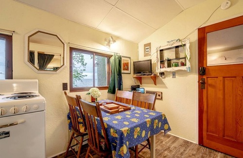 Leamington Cabin | Waterfront Tiny House Ideal for a Relaxing Escape in Ontario