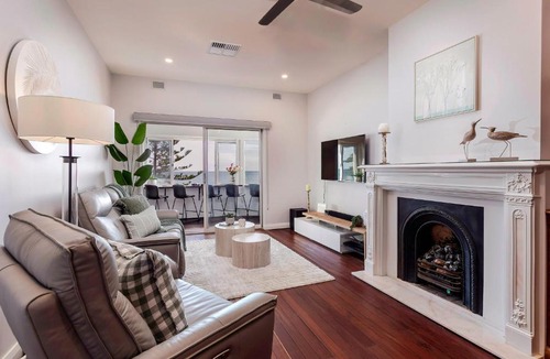 Glenelg South Apartment | Wave Breaker - Beach Front 3B,1B