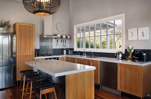 Shepherds Flat House | Welcome Paddock | Country Estate with Pool & Spa