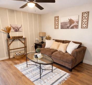 Southeast Houston Apartment | Western Studio