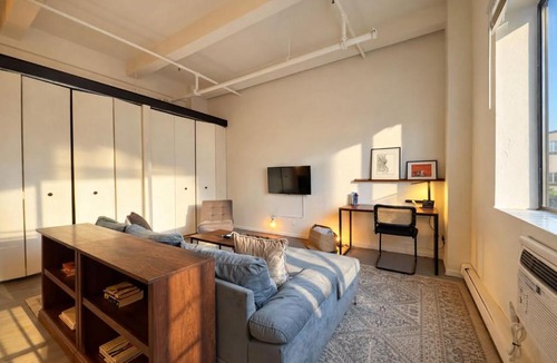 Westown Apartment | Westown Studio Apt Near Fiserv, Baird, and Theater District