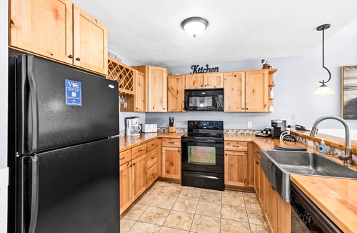 Two Harbors Apartment | Whispering Pines Lake Views | 2BR King Suite