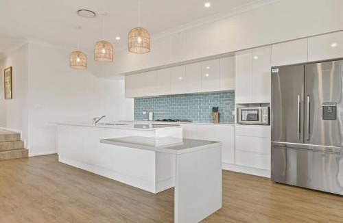 Orange House | White Haven - Luxe Abode, Firepit, Mountain Views